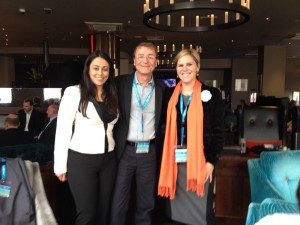 O médico entre Débora Ramos, Gerente de Marketing da América Latina e Sandra Lesenfants Vice Presidente da Covidien